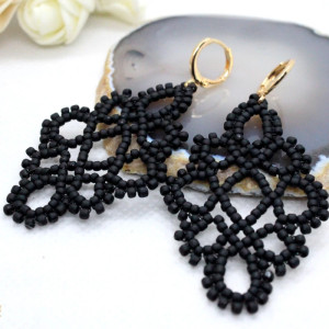 koronkowe kolczyki z matowych koralików - czerń