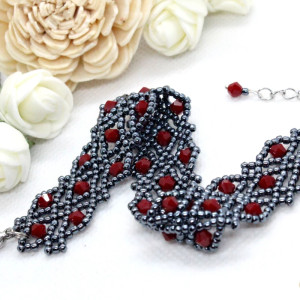 delikatna koronkowa bransoletka - hematyt i czerwień