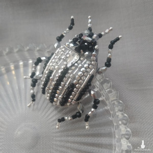 Wyjątkowa broszka ŻUCZEK w srebrze i czerni