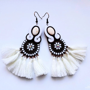 White kolczyki sutasz