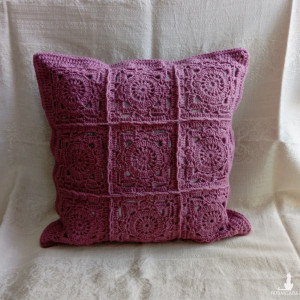 Szydełkowa różowa poduszka, poszewka z kwadratów