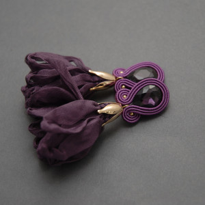 fioletowe kolczyki lub klipsy sutasz z kwiatkami