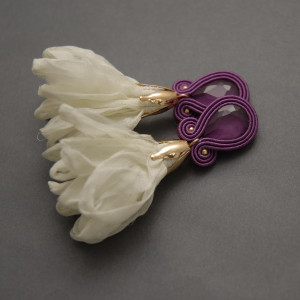 fioletowo-białe kolczyki lub klipsy sutasz z kwiatkami