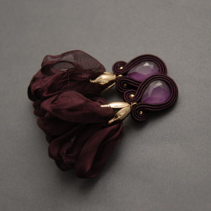 ciemnobordowe kolczyki lub klipsy sutasz z kwiatkami