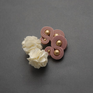 różowo-kremowe kolczyki lub klipsy sutasz z kwiatkami