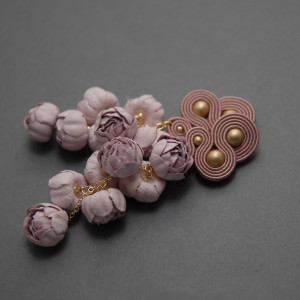 różowe kolczyki lub klipsy sutasz z kwiatkami