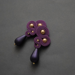 fioletowe kolczyki lub klipsy sutasz