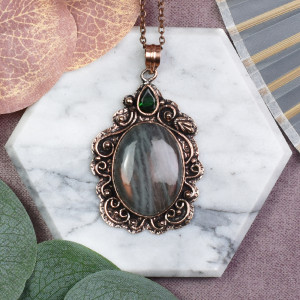 Miedziany ozdobny wisiorek z labradorytem i zielonym kwarcem #561