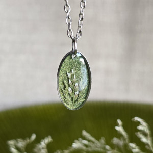 Srebrna jajowata zawieszka ze zbożami zielona brokatowa