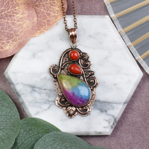 Miedziany ozdobny wisiorek z tęczowym kwarcem solarnym i koralem #587
