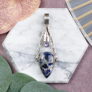 Posrebrzany miedziany delikatny wisiorek z sodalitem i ametystem #602