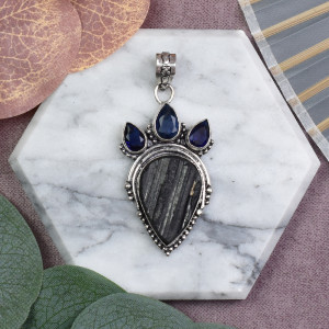 Miedziany posrebrzany ozdobny wisiorek z surowym turmalinem i tanzanitami #607