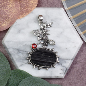 Miedziany posrebrzany ozdobny wisiorek z surowym turmalinem i motywem kwiatowym #608