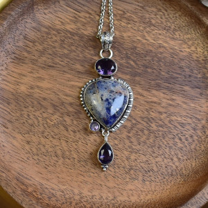 Posrebrzany ozdobny wisiorek z sodalitem i ametystami #616