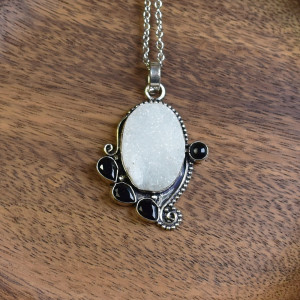 Posrebrzany ozdobny wisiorek z druzą i onyksem #618