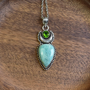 Posrebrzany ozdobny wisiorek z amazonitem i peridotem #621