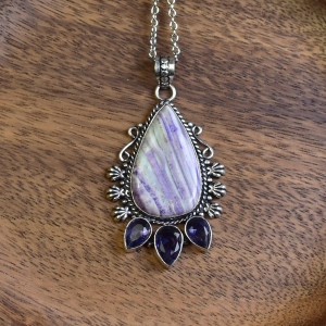 Posrebrzany ozdobny wisiorek z fioletowym jaspisem i ametystami #633