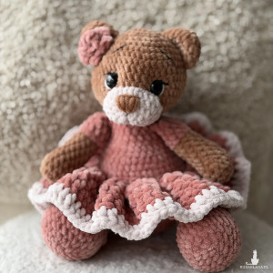 Nina miś ręcznie robiony w różowe sukience.