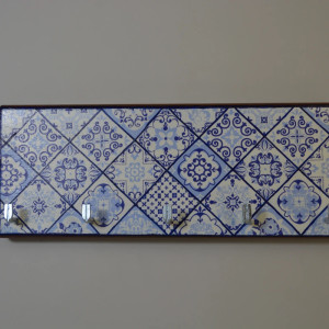 Drewniany wieszak na klucze handmade w stylu azulejo
