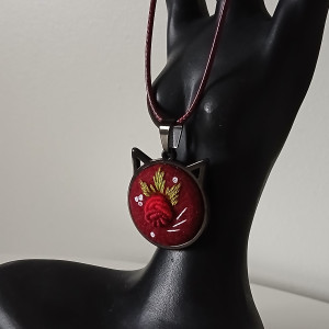 Ręcznie haftowany wisior  DLA ANIELI  stal szlachetna