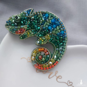 Wyjątkowo kolorowa broszka KAMELEON