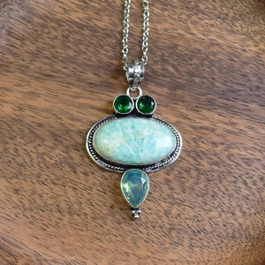 Posrebrzany ozdobny wisiorek z amazonitem, prehnitem i zielonym kwarcem #641