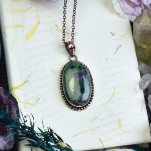 Miedziany ozdobny wisiorek z zoisytem z rubinem #646