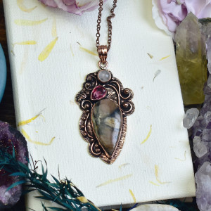 Miedziany ozdobny wisiorek z jaspisem, topazem i różowym kwarcem #647