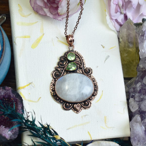 Miedziany ozdobny wisiorek z kamieniem księżycowym i peridotem #650