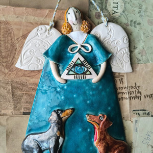 Aniołek z jamnikami i Okiem Opatrzności