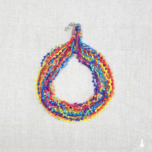 7020 Kolorowy naszyjnik boho – bawełna i szklane koraliki