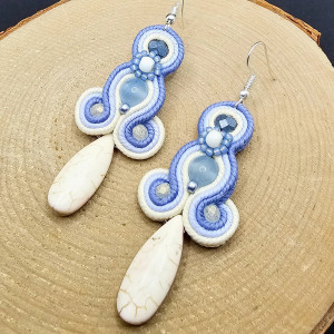 Kolorowe kolczyki sutasz z howlitem 4