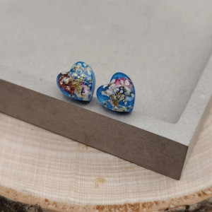 Kolczyki Błękitna Łąka – serca z zatopionymi kwiatami