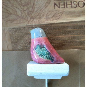 Wieszak z różowym ptaszkiem
