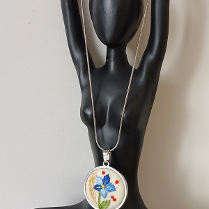 Ręcznie haftowany wisior  DLA LAURY  stal szlachetna