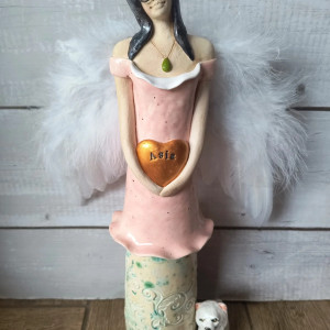 Anioł o puchatych skrzydłach