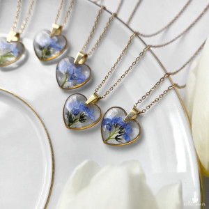 Naszyjnik z żywicy, serce z gałązką niezapominajki