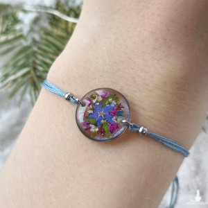 Bransoletka na sznurku z kwiatami w żywicy