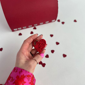 Brozka czerwone serce małe sutasz