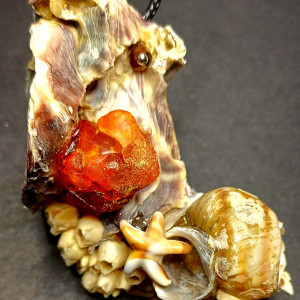 WISIOR  "SZALONA MUSZLA Z BURSZTYNEM "