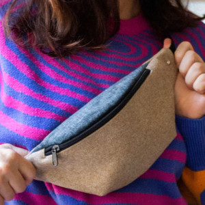 Beżowa nerka z brudnoniebieską klapą