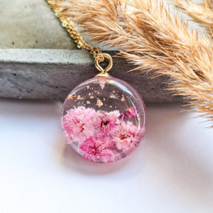 Wisiorek z żywicy różowa gipsówka