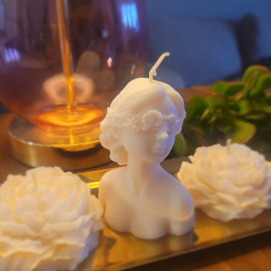 Dziewczyna z opaską na oczach I dwie piwonie- elegancki zestaw swiec na złotej tacy