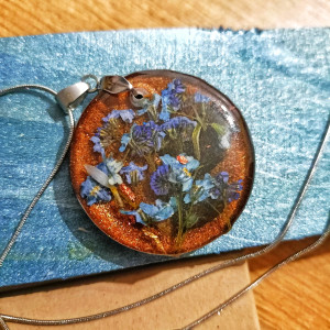 Naszyjnik z prawdziwymi niezapominajkami w żywicy | Duży okrągły wisiorek | Stal nierdzewna | Biżuteria handmade