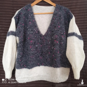 Sweter oversize w serek z moherowym przodem