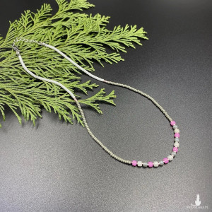 Krótki koralikowy naszyjnik biały - szary - różowy #1060