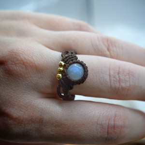 Pierścionek z Kamieniem Księżycowym.