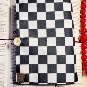 Etui na książkę: szachownica