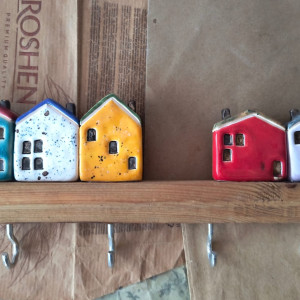 Wieszak z kolorowymi domkami