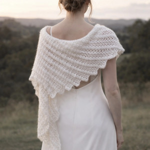 Delikatny biały szal ślubny etola z wełną merino